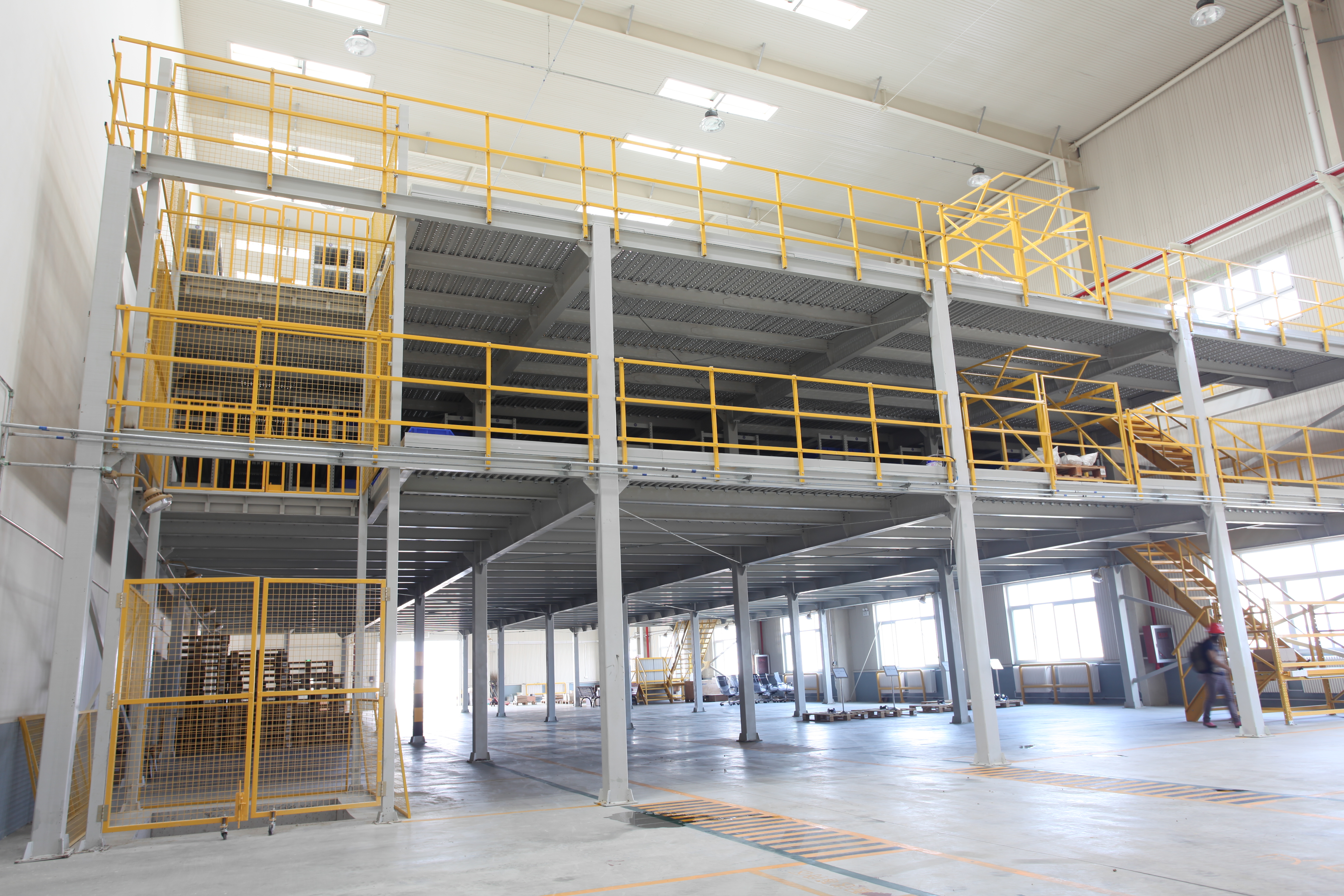 Ang pang-industriya na na-customize na istraktura ng bakal ay sumusuporta sa multi-tier loft mezzanine floor platform na racking